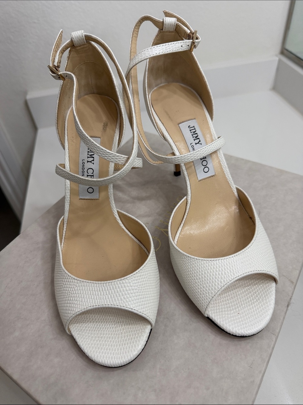 Jimmy Choo Esmy 85.
Color latte
Worn once
Original box and shoe bag - Picture 2 of 4